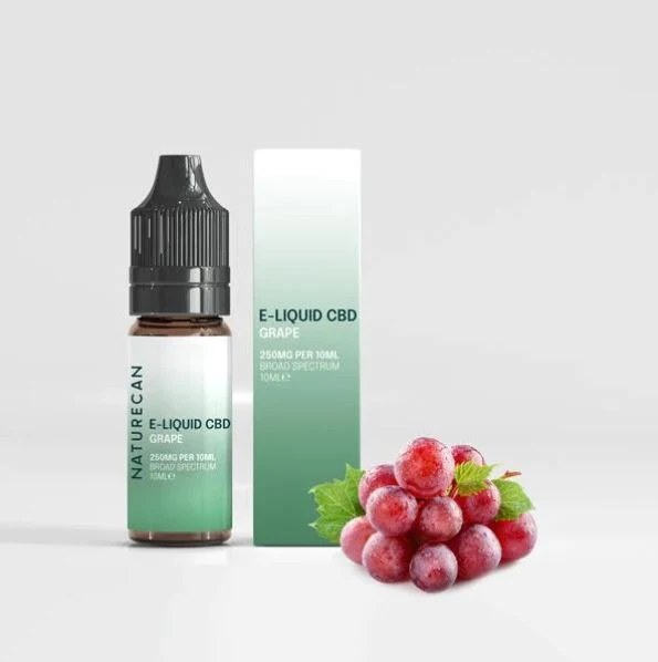 Butelka e-płynu CBD Naturecan o smaku winogronowym z winogronami na białym tle