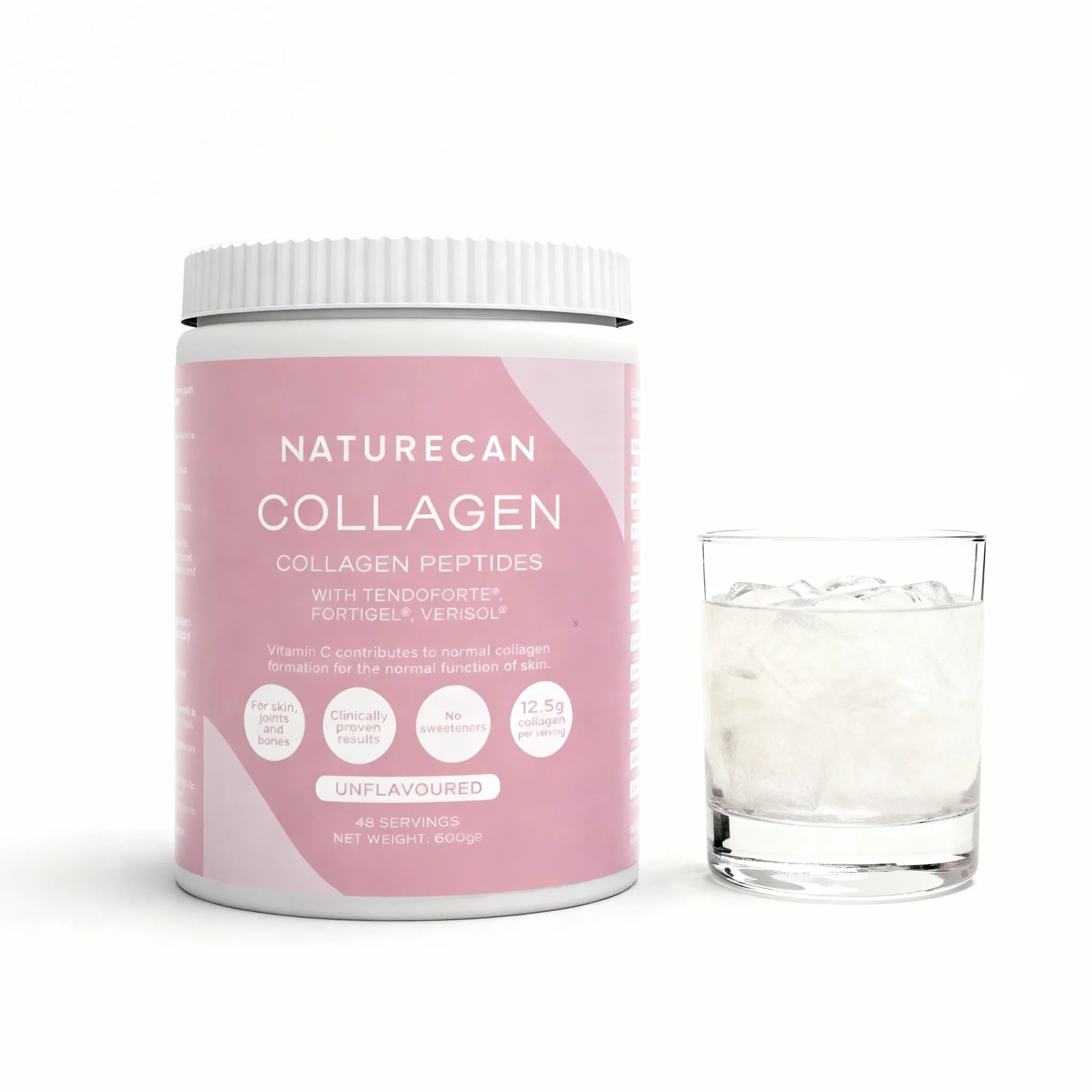 Pojemnik Naturecan Collagen Peptides Unflavoured obok szklanki z przygotowanym napojem kolagenowym na kostkach lodu